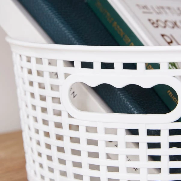 Checked Plastic 3L Round Basket 10 Checked Plastic 3L Round Basket - Image 8